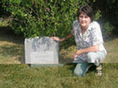 A great-granddaughter of John Hendrix at his gravesite